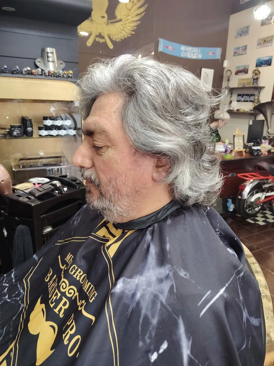 Antes: caballero con el pelo largo antes del corte en Barbería Ruiz, Vigo