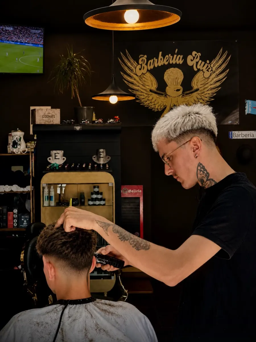Barbero de Barbería Ruiz haciendo un corte degradado en Vigo